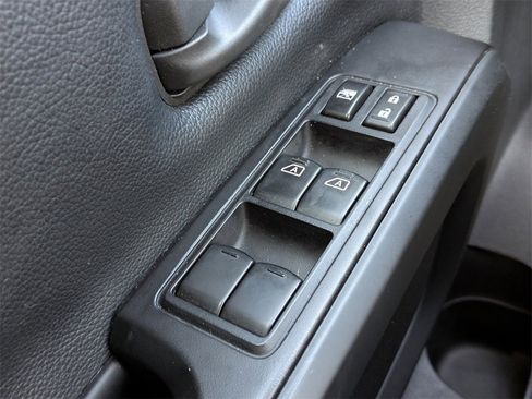 Used 2018 Nissan Titan S image 22