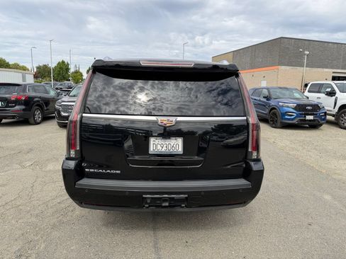 Used 2017 Cadillac Escalade ESV Luxury RWD image 4
