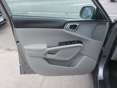 Used 2023 Kia Soul LX w/ LX Technology Package FWD image 24