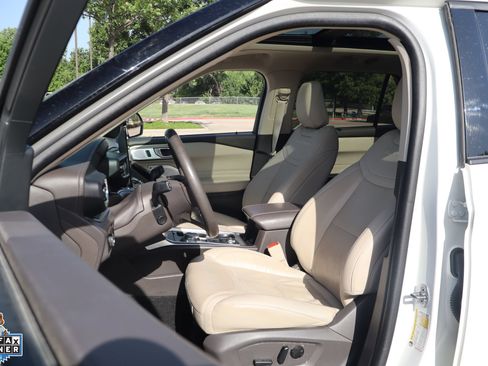 Certified 2024 Ford Explorer Platinum w/ Technology Package AWD/4WD image 11