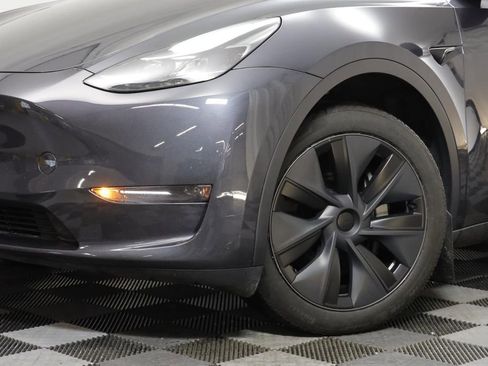 Used 2024 Tesla Model Y Long Range AWD/4WD image 3