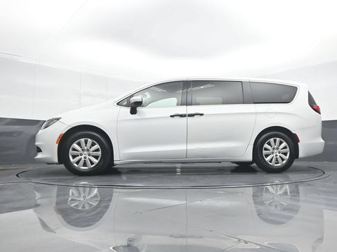 Used 2020 Chrysler Voyager L FWD image 28