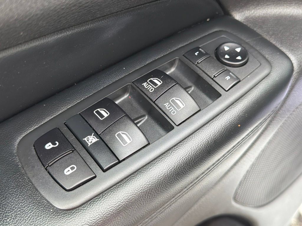 Used 2020 Jeep Grand Cherokee Altitude AWD/4WD image 11