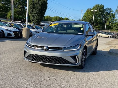 Used 2025 Volkswagen Jetta SE FWD image 3