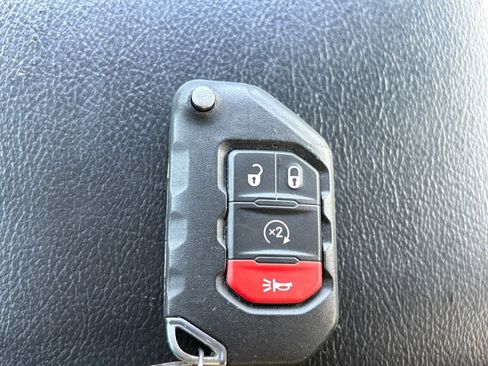 Used 2018 Jeep Wrangler Unlimited Sahara AWD/4WD image 28