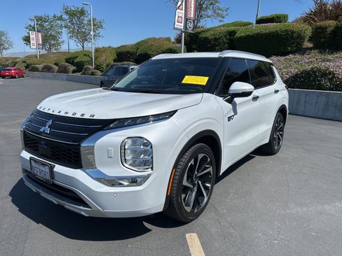 Used 2025 Mitsubishi Outlander SEL image 2