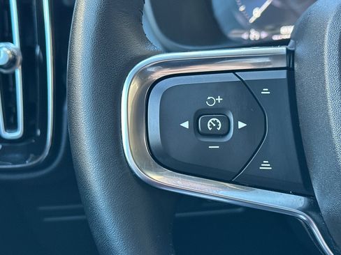 Used 2021 Volvo XC40 T5 Momentum w/ Premium Package image 32