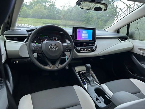 Used 2025 Toyota Corolla LE image 12