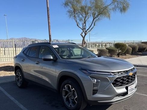 Used 2025 Chevrolet Trax LT w/ LT Convenience Package image 3