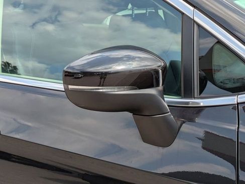 Used 2023 Chrysler Pacifica Touring-L FWD image 12