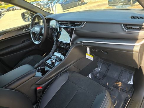 New 2025 Jeep Grand Cherokee Altitude image 28