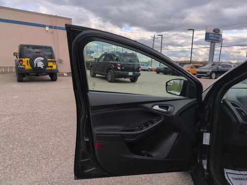 Used 2015 Ford Focus SE FWD image 21