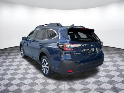 Used 2025 Subaru Outback Premium AWD/4WD image 3