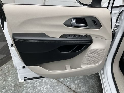 Used 2023 Chrysler Pacifica Touring-L image 6