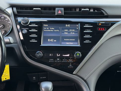 Used 2018 Toyota Camry SE image 3