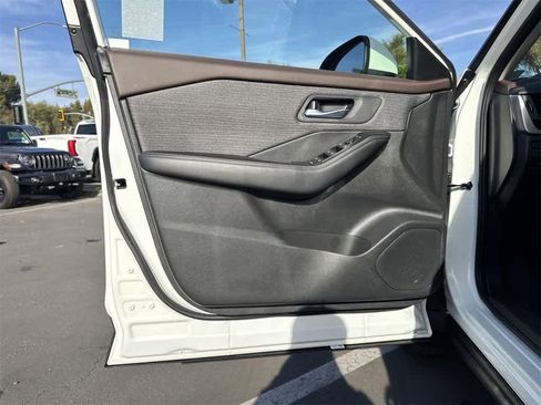 Used 2023 Nissan Rogue SV image 22