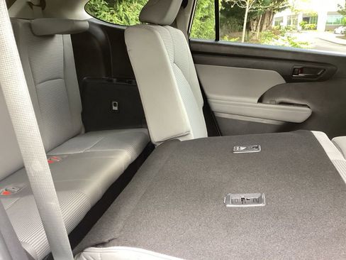 Used 2023 Toyota Highlander LE FWD image 4