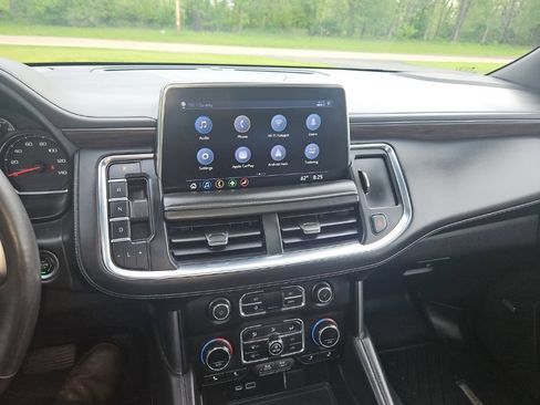 Used 2021 Chevrolet Tahoe Z71 w/ Luxury Package AWD/4WD image 18
