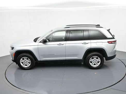 Used 2023 Jeep Grand Cherokee Laredo w/ Luxury Tech Group I AWD/4WD image 17