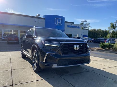 Used 2025 Honda Pilot Touring image 2