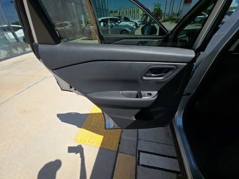 Used 2025 Nissan Rogue S image 22