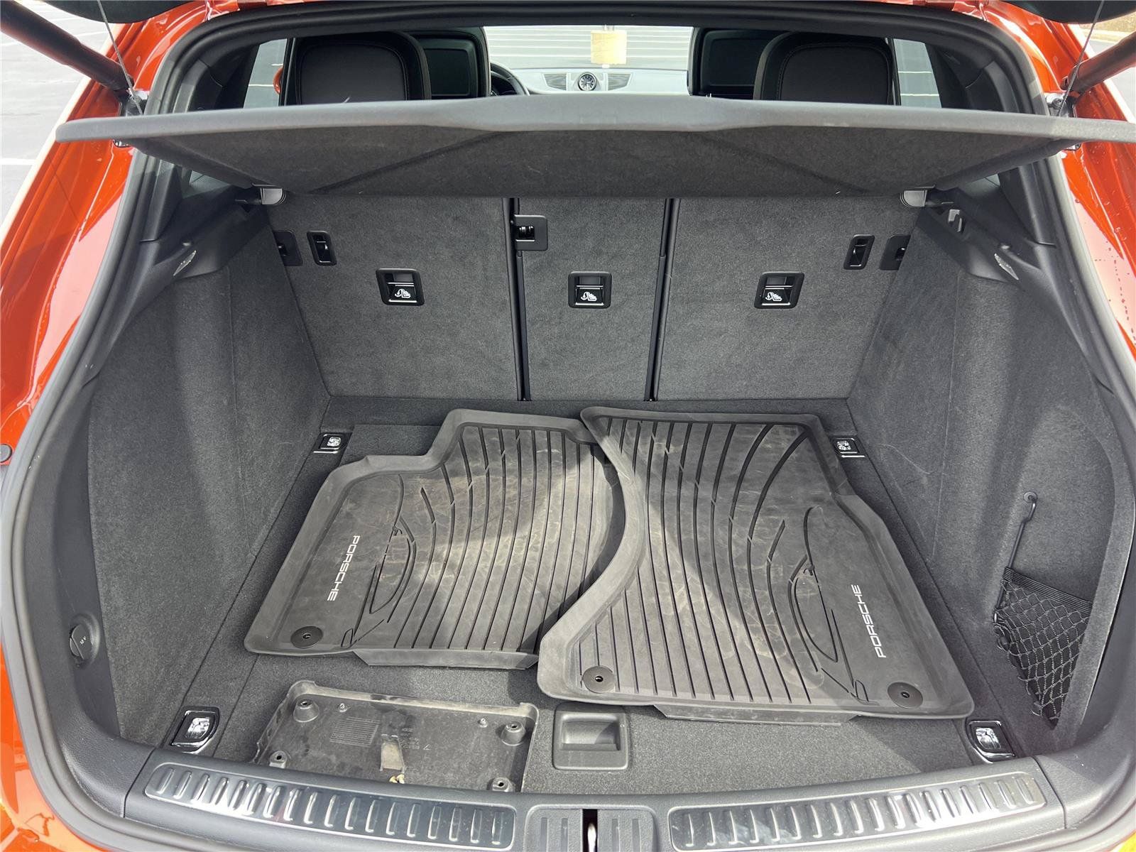 Used 2024 Porsche Macan AWD/4WD image 30