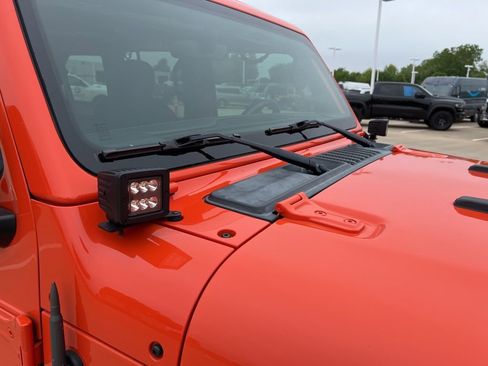 Used 2018 Jeep Wrangler Unlimited Sahara AWD/4WD image 6