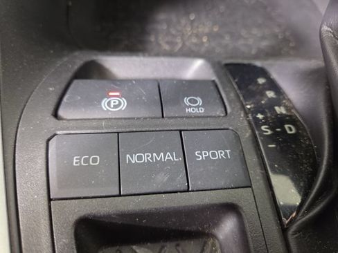 Used 2019 Toyota RAV4 LE w/ Carpet Mat Package FWD image 25
