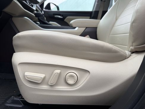 Used 2022 Toyota Highlander XLE image 28