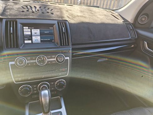 Used 2014 Land Rover LR2 HSE image 25