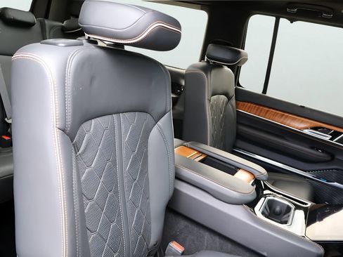 Used 2022 Jeep Grand Wagoneer Series III AWD/4WD image 13
