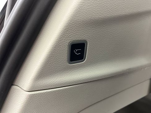 Used 2024 Chrysler Pacifica Touring-L image 30