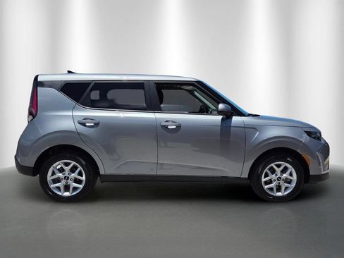 Used 2025 Kia Soul LX FWD image 2