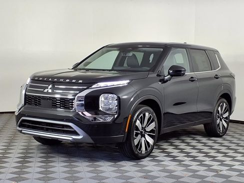 Used 2025 Mitsubishi Outlander SE image 3
