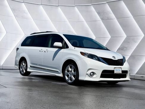 Used 2012 Toyota Sienna SE FWD image 3