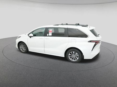 New 2026 Toyota Sienna XLE FWD image 4