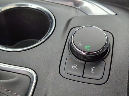 Used 2023 Chevrolet Traverse Premier image 18