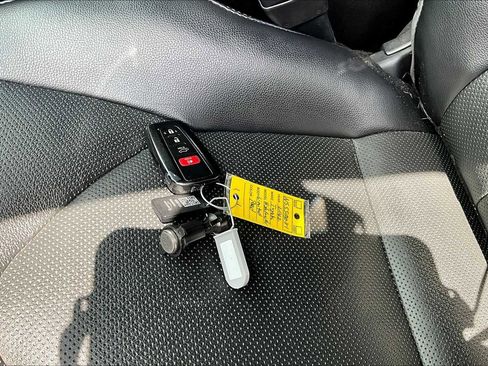 Used 2022 Toyota Highlander Limited image 14