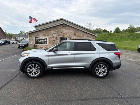 Used 2022 Ford Explorer XLT w/ Equipment Group 202A AWD/4WD image 2