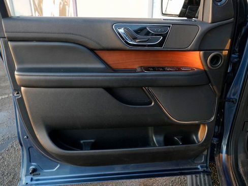 Used 2019 Lincoln Navigator Select image 27