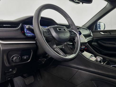 Used 2024 Jeep Grand Cherokee Altitude image 22