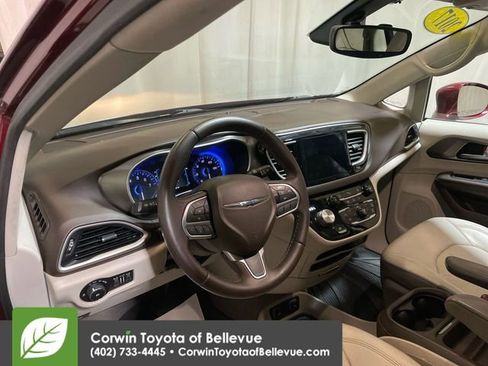 Used 2017 Chrysler Pacifica Touring-L image 11