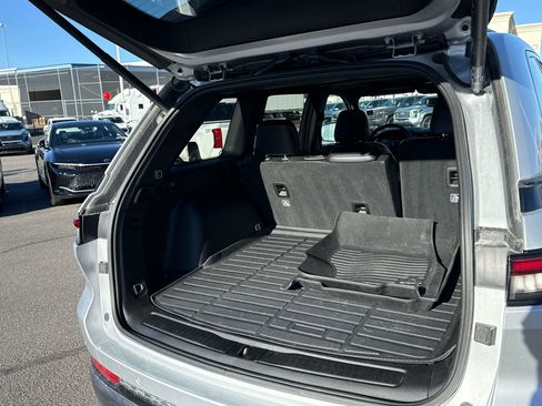 Used 2024 Jeep Grand Cherokee Altitude image 18