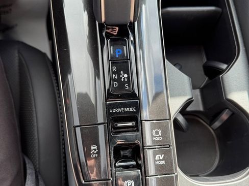 Certified 2025 Toyota Crown Signia image 16