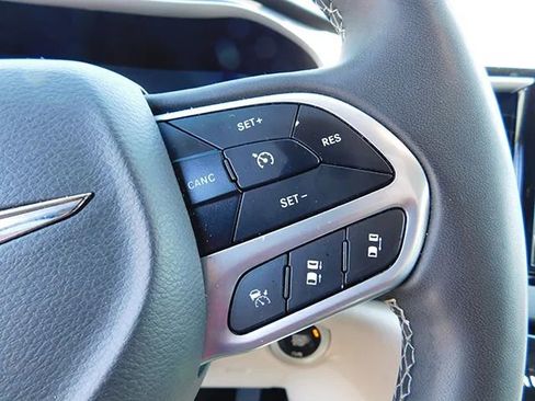 Used 2023 Chrysler Pacifica Touring-L image 15