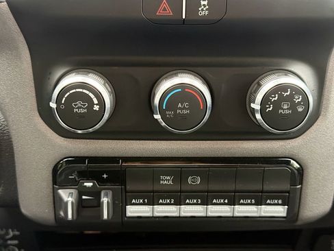 Used 2022 RAM 2500 Tradesman w/ Chrome Appearance Group AWD/4WD image 12