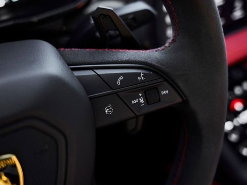 Used 2025 Lamborghini Urus Performante AWD/4WD image 58