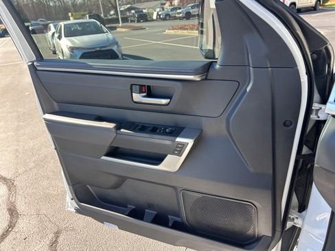 Used 2025 Toyota Sequoia Platinum image 28