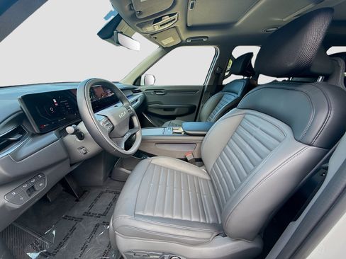 Used 2026 Kia EV9 Land image 16