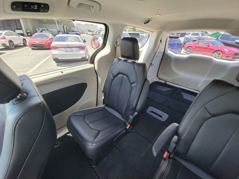 Used 2023 Chrysler Pacifica Touring-L FWD image 4